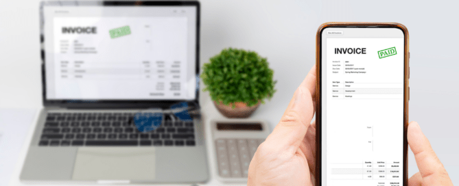 Digitale Rechnung mit grünem „Bezahlt"-Stempel auf Smartphone und Laptop – Symbolbild für E-Rechnung und digitales Forderungsmanagement