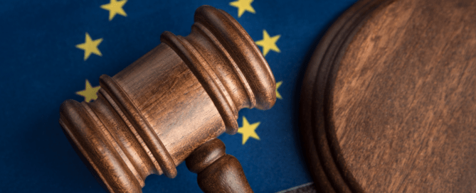 Richterhammer auf einer Europaflagge – Symbolbild für die EU-Harmonisierung des Insolvenzrechts
