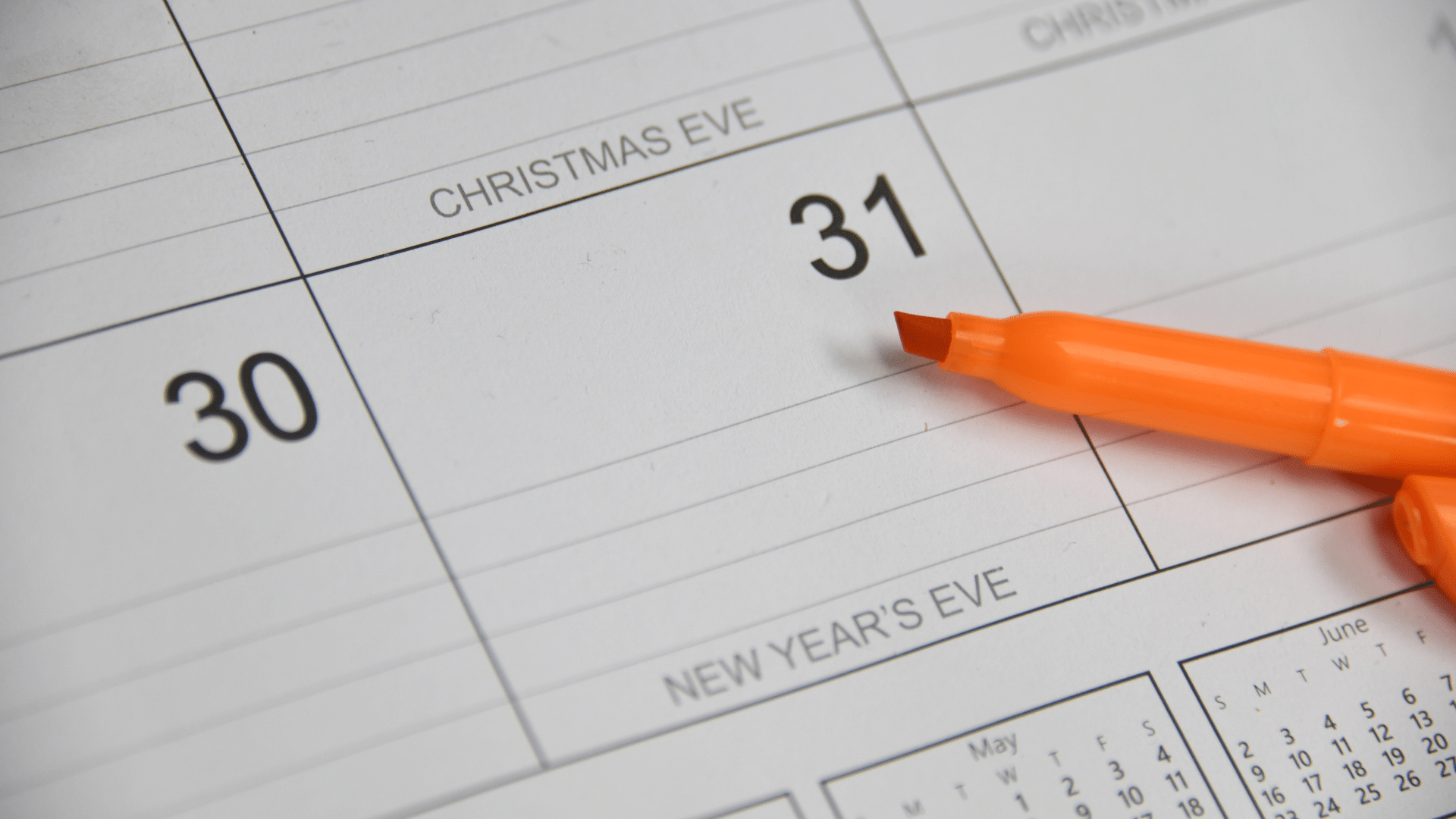 Kalender mit dem 31. Dezember und orangefarbenem Textmarker als Symbol für Fristen im Forderungsmanagement zum Jahresende.